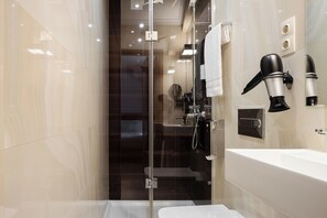 Kamar Single | Kamar mandi | Shower, perlengkapan mandi gratis, pengering rambut, dan handuk