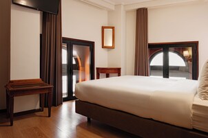 Small Standard | Roupas de cama antialérgicas, cofres nos quartos, escrivaninha