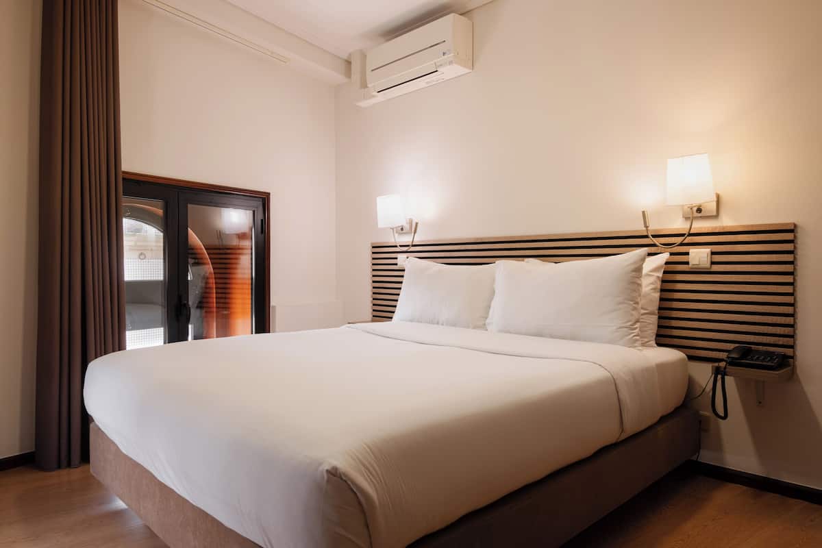 Small Standard | Hypo-allergenic bedding available, in-room safe, desk, laptop workspace