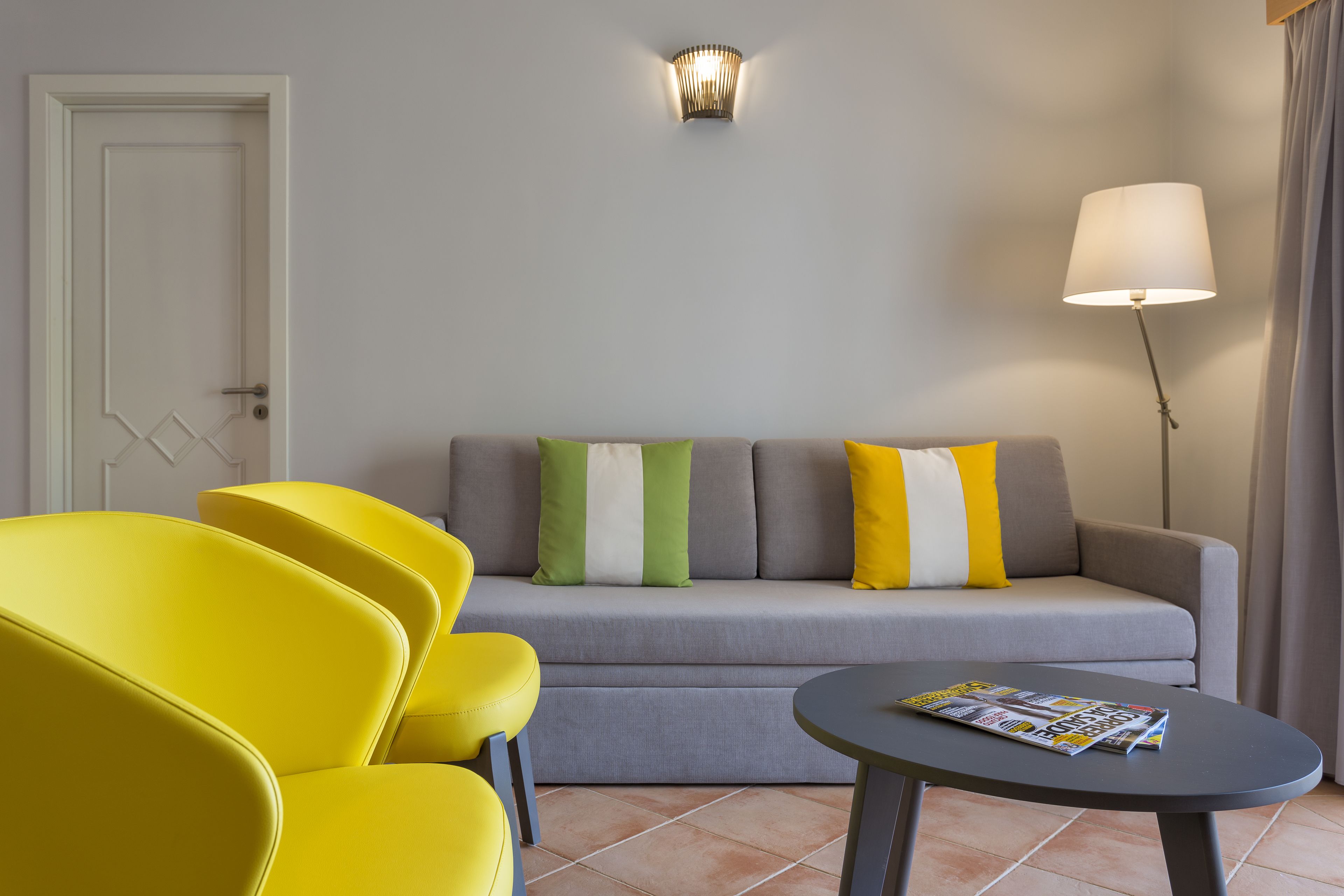 客房内保险箱、办公桌、遮光窗帘、隔音