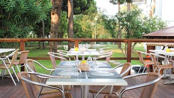 Serveert ontbijt, lunch, diner, internationale gerechten