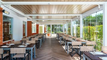 Se sirven desayunos, comidas, cenas y cocina internacional