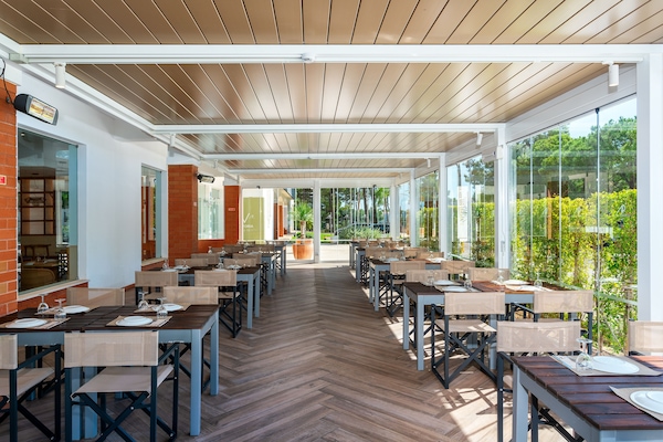 Breakfast, lunch, dinner served; international cuisine