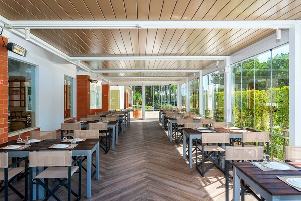 供應早餐、午餐和晚餐，國際料理