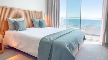 Tallelokero huoneessa, pimennysverhot, äänieristys, silitysrauta/-lauta