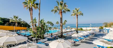 Una piscina techada, una piscina al aire libre