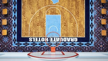 Una cancha de baloncesto con suelo de madera y aro.