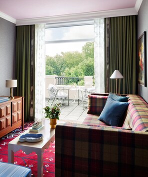 Suite, 1 King Bed | Living area