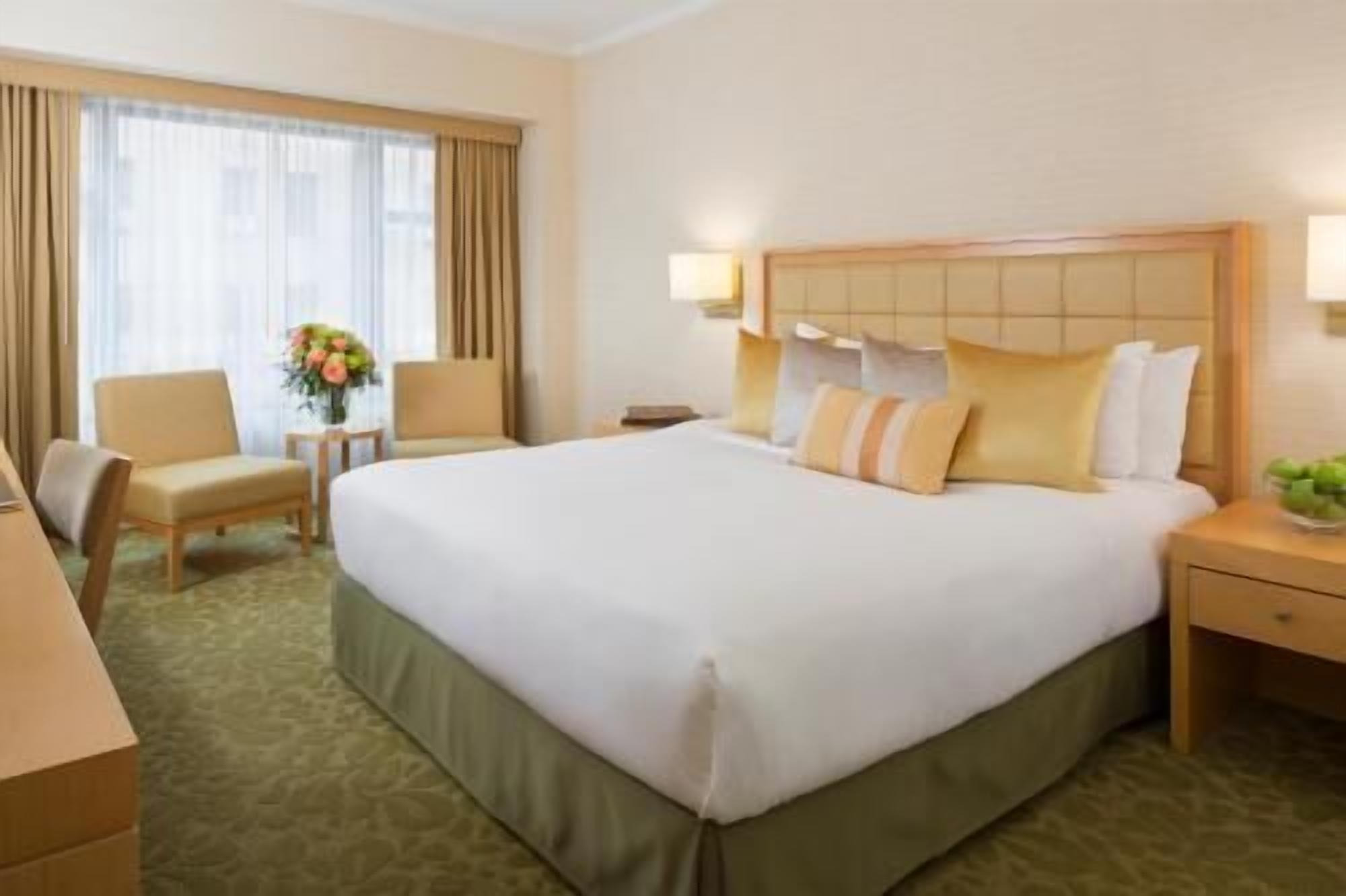 Ylelliset vuodevaatteet, untuvapeitot, pillowtop-patjalliset sängyt