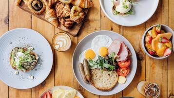 Dagelijks ontbijtbuffet (AUD 45 per persoon)