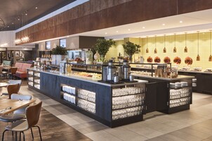 2 restaurantes, se sirve desayuno 