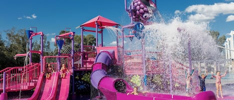 Ein Wasserspielbereich mit Rutschen und Wasserstrahl