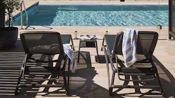 2 piscinas al aire libre, sombrillas, sillones reclinables de piscina