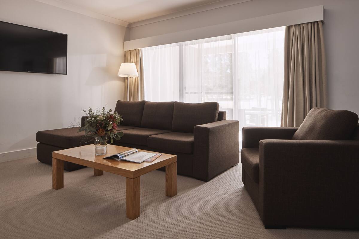 40-inch led tv with digital channels, tv, ping pong