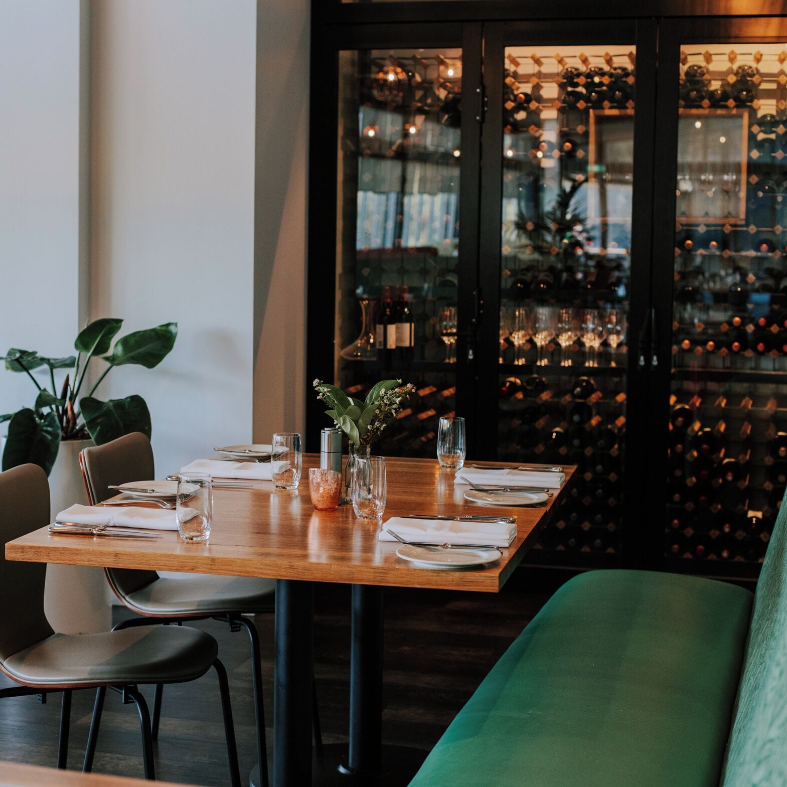 2 restaurants, breakfast served