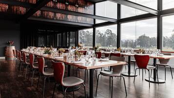 2 restaurants, breakfast served