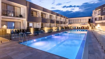 2 piscinas al aire libre (de 07:00 a 19:00), sombrillas, tumbonas