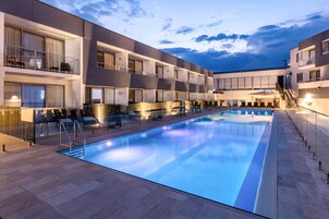 2 piscinas al aire libre, sombrillas, sillones reclinables de piscina