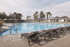 2 piscinas externas, funciona das 7h às 19h, guarda-sóis