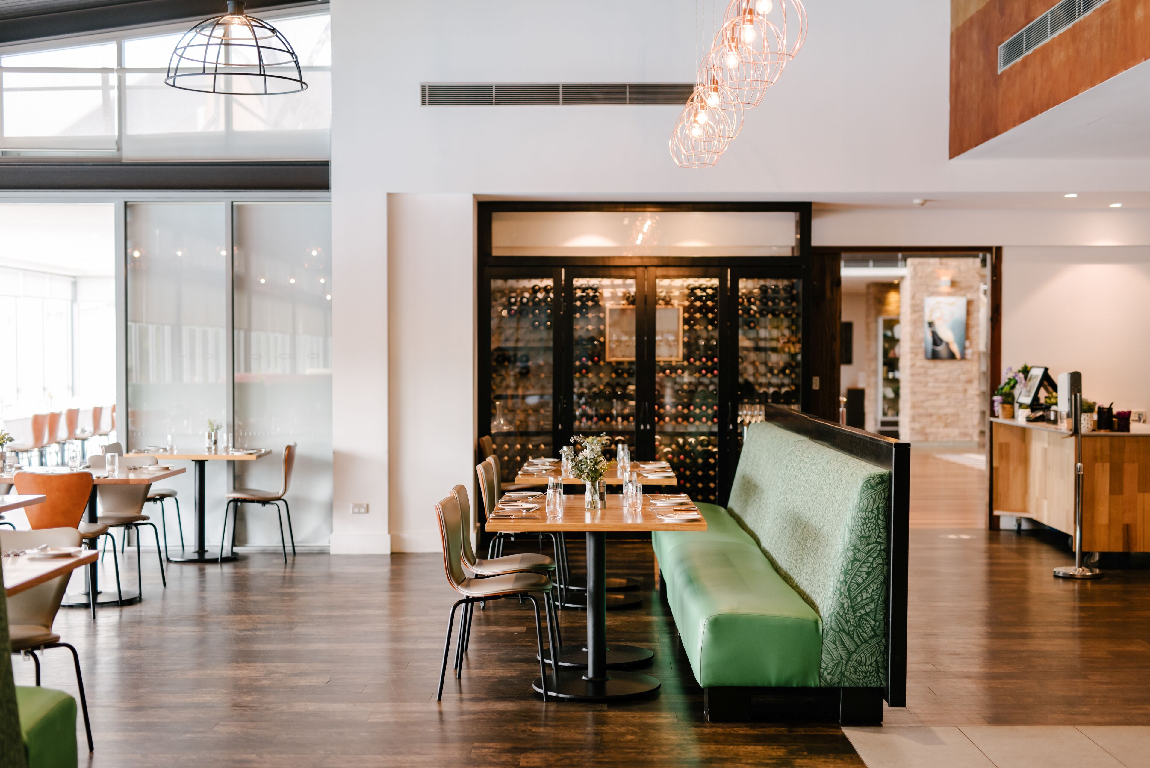 2 restaurants, breakfast served