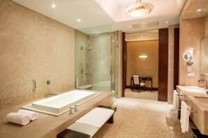 Bañera con ducha, artículos de tocador gratuitos, secador de pelo, batas