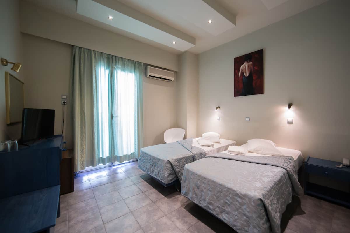 Habitación doble clásica, 1 cama matrimonial, para no fumadores, balcón | Sábanas de algodón egipcio y ropa de cama de alta calidad