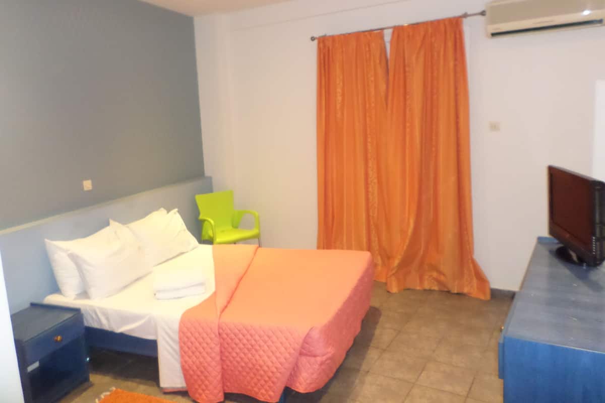 Habitación básica con 1 cama matrimonial o 2 individuales, para no fumadores | Sábanas de algodón egipcio y ropa de cama de alta calidad
