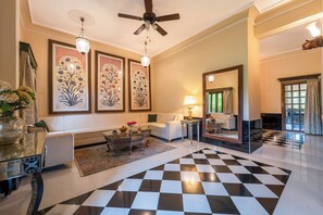 Habitació sènior | Sala d'estar | Televisor LCD de 32 polzades amb canals per satèl·lit i televisor 