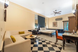 Chambre Exécutive | Salle de bain | Douche, douche à « effet pluie », articles de toilette de luxe