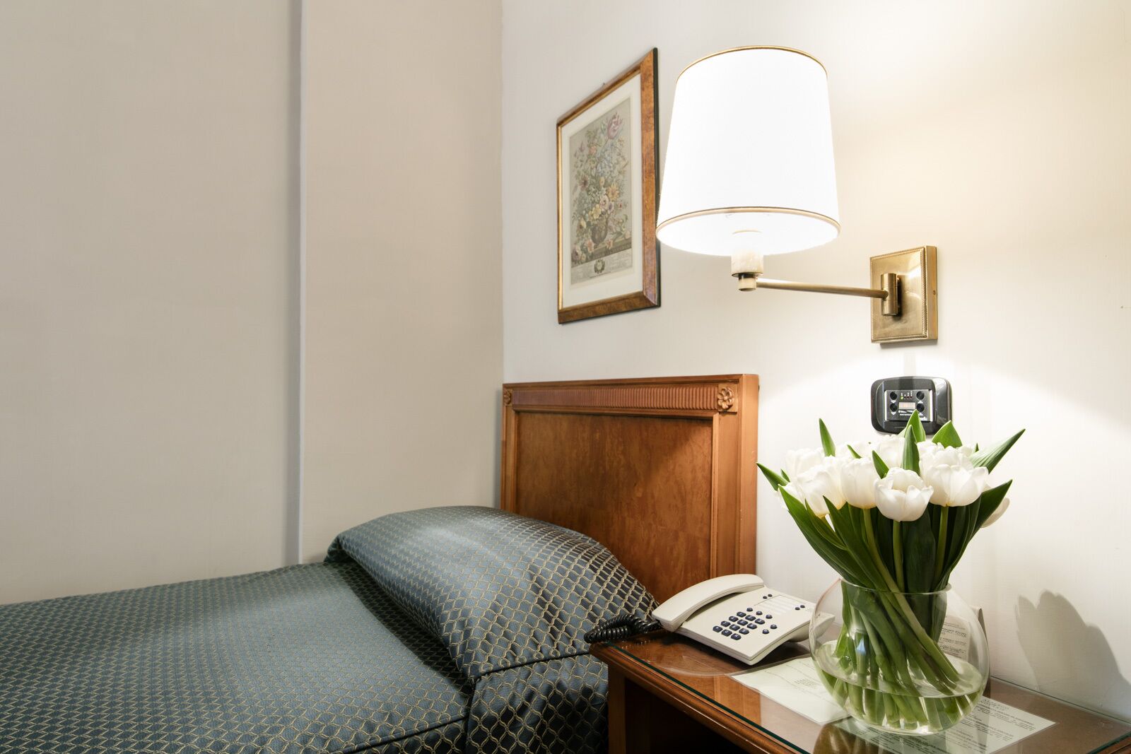 single room | premium bedding, pillow-top beds, minibar, in-room safe