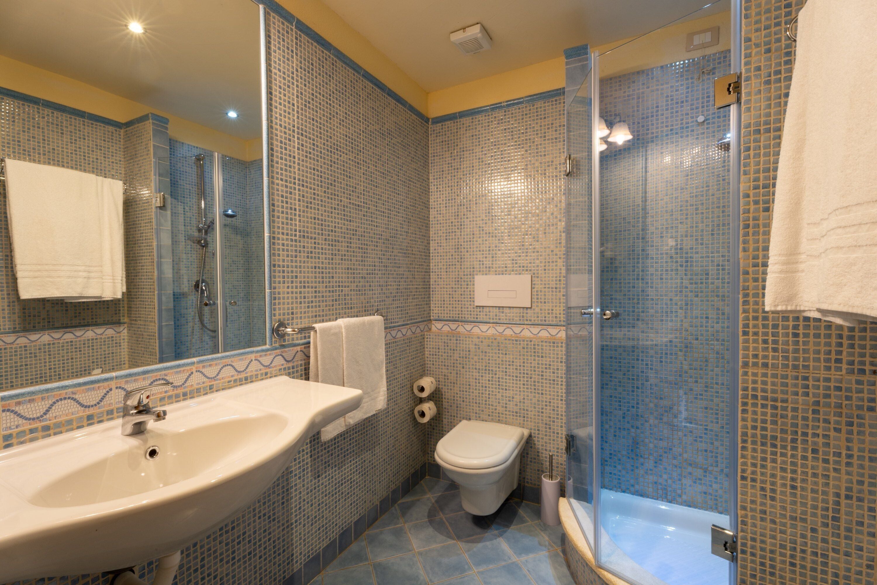 classic room (family) | minibar, in-room safe, soundproofing, free wifi