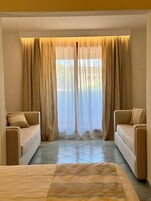 Minibar, caja de seguridad en la habitación y sistema de insonorización 