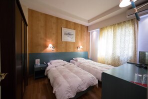 Safe på rommet, skrivebord, lydisolert og strykejern/-brett