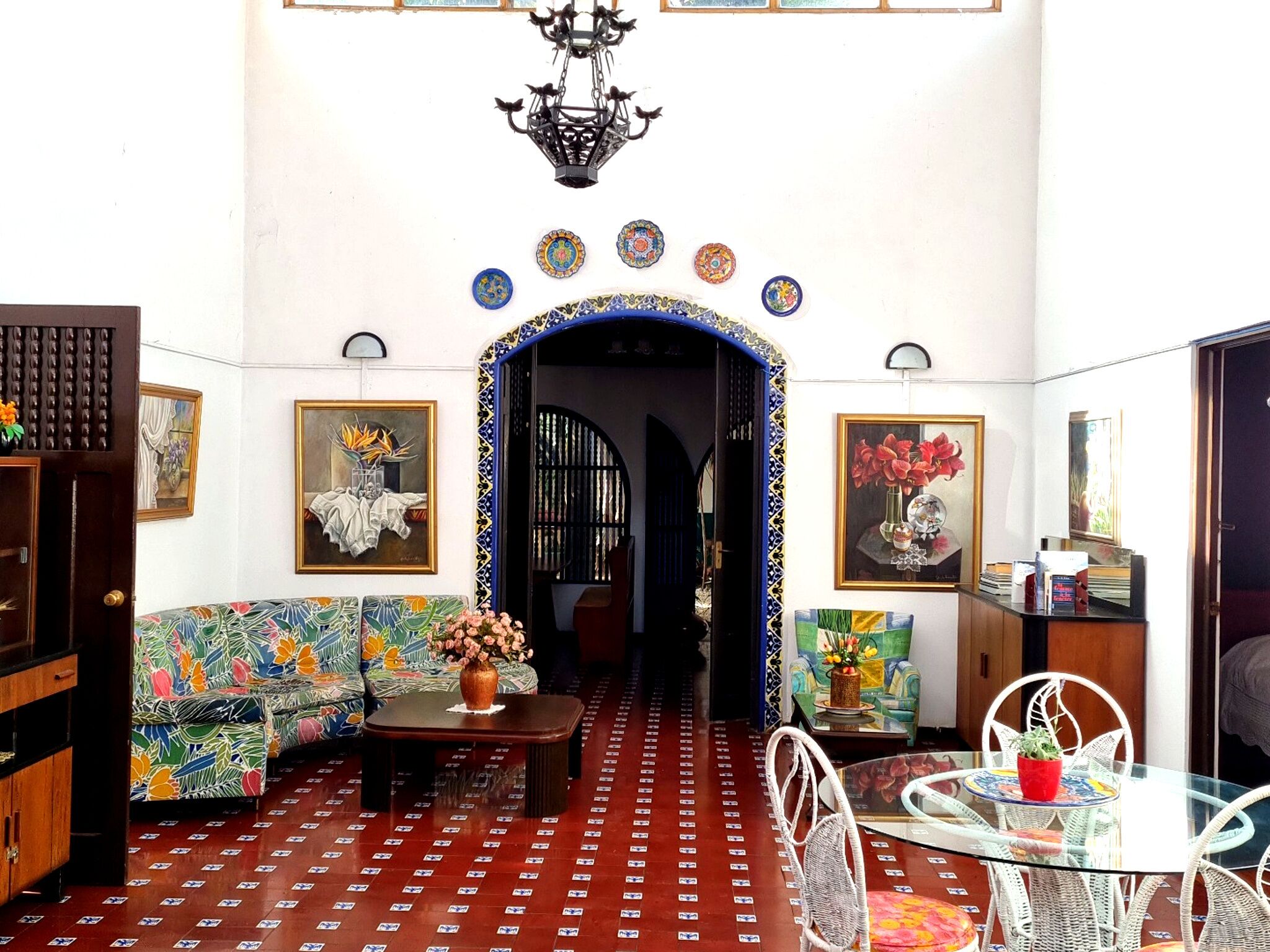 تلفزيون بحجم 40-بوصة يعرض قنوات تلفزيونية باشتراك مدفوع