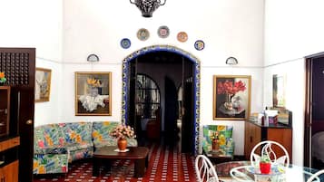 تلفزيون بحجم 40-بوصة يعرض قنوات تلفزيونية باشتراك مدفوع