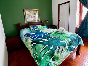 Quarto casal standard, 1 cama de casal | Edredons de pluma, camas Select Comfort, cofres nos quartos