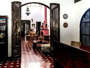 40-inch TV with cable channels - Hotel 1492 (San José)