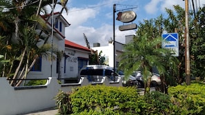 A building with a red roof and blue shutters, labeled as Hotel 1492. - Hotel 1492 (San José)