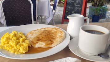 Daily cooked-to-order breakfast (CRC 3500 per person)