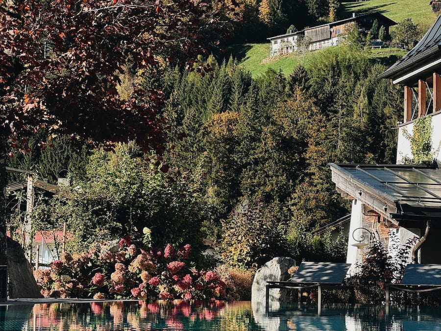 Innenpool, Außenpool, Sonnenschirme