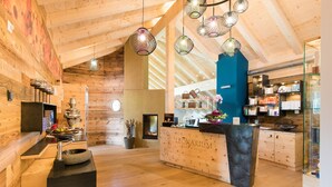 Un interior de madera con una recepción que dice "LEONARIUM" y una chimenea.