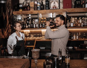 Bar de vinos, con vista al jardín, abre todos los días