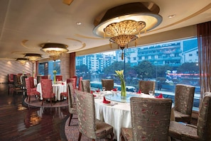 2 restaurants, breakfast served