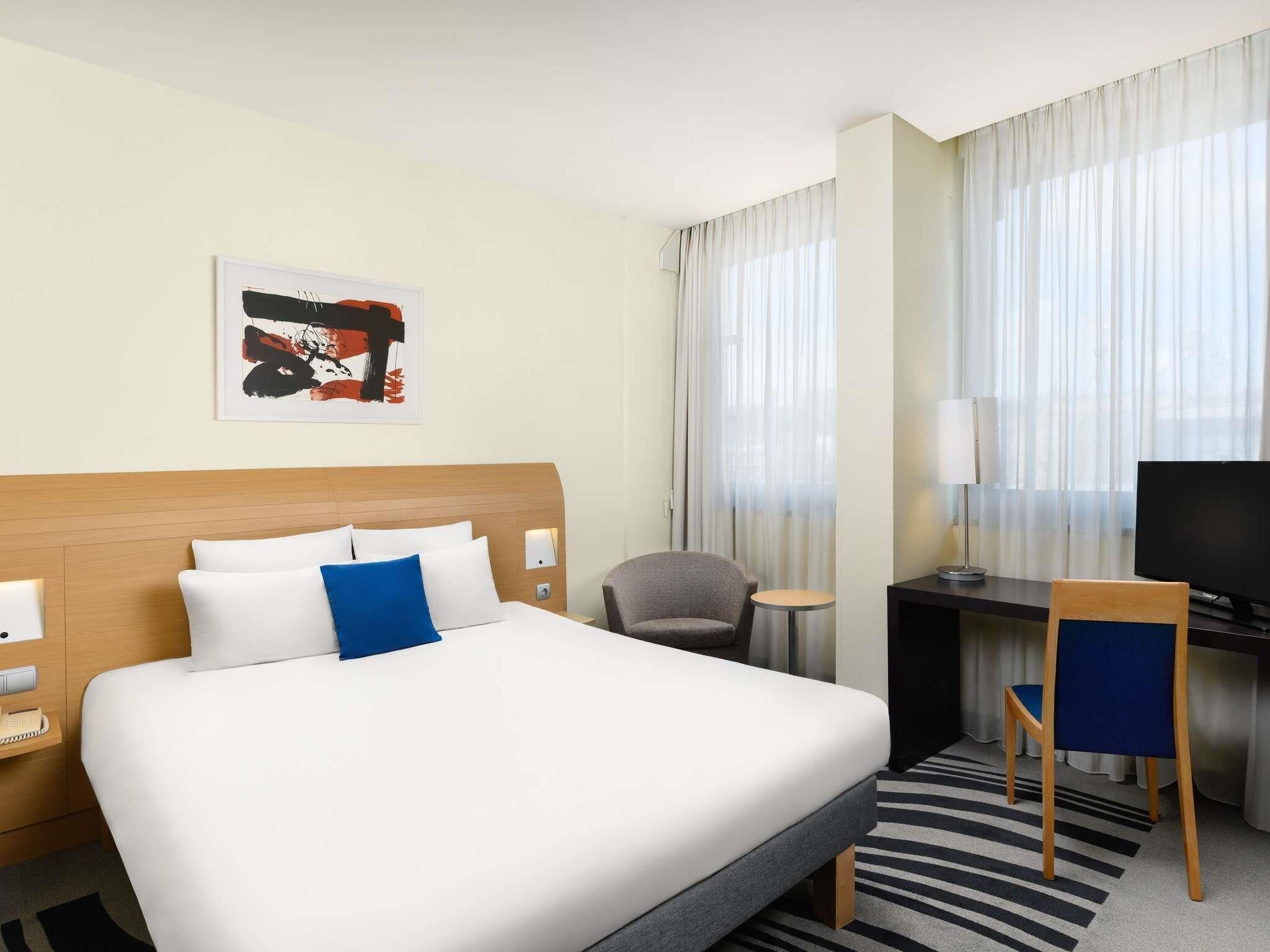 Superior Room, 1 Double Bed | Minibar, in-room safe, desk, laptop workspace
