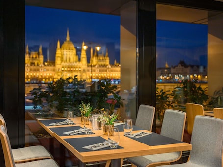 Breakfast, lunch, dinner served; international cuisine