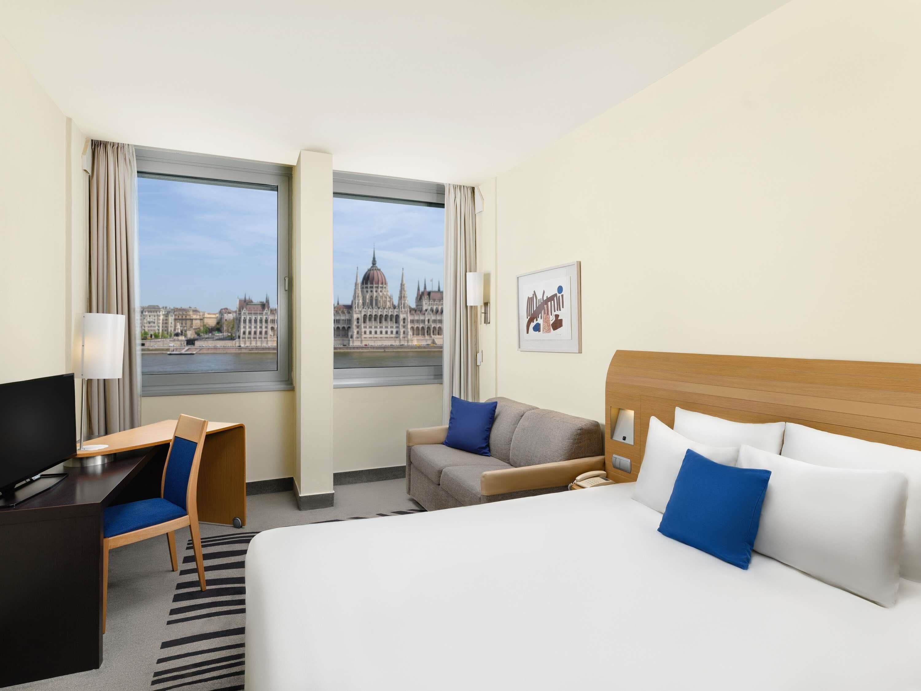 executive room, 1 double bed (parliament view) | minibar, in-room safe, desk, laptop workspace