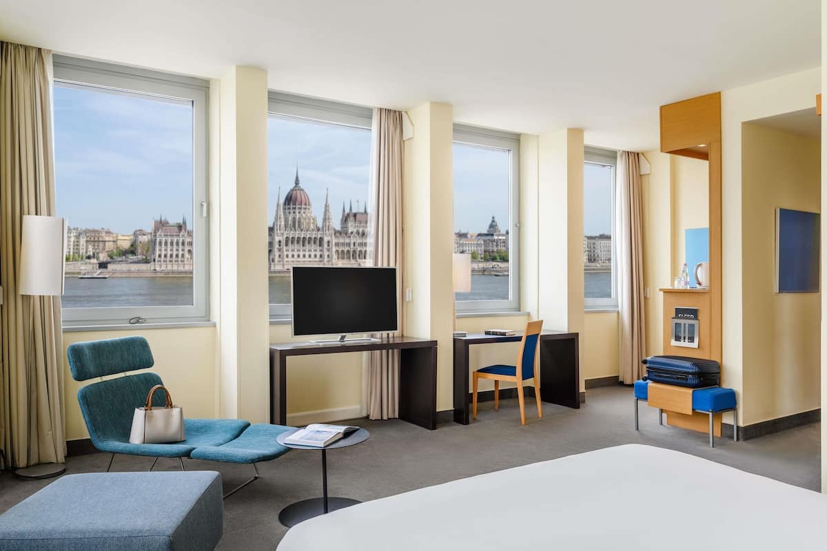 小型套房, 1 张双人床 | 迷你吧、客房内保险箱、办公桌、笔记本电脑工作区