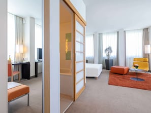 Minibar, coffres-forts dans les chambres, bureau