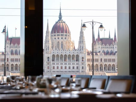 Breakfast, lunch, dinner served; international cuisine