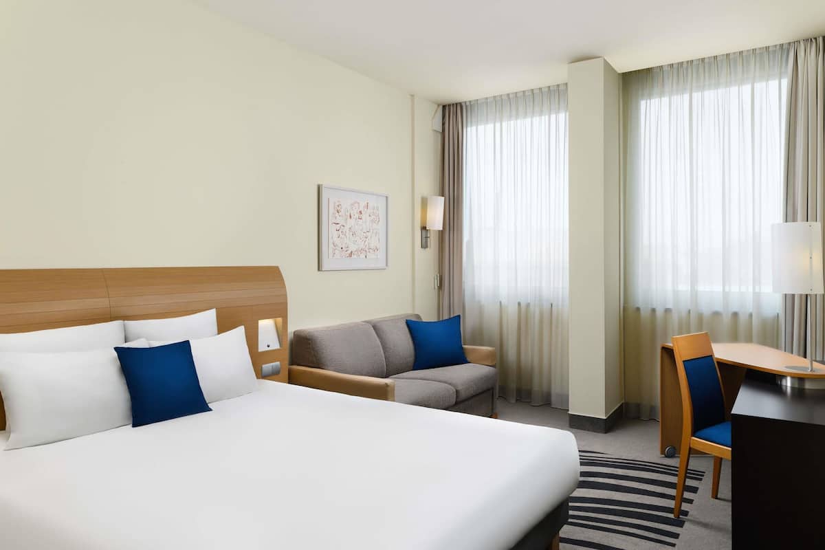 Minibar, una cassaforte in camera, una scrivania, postazione laptop